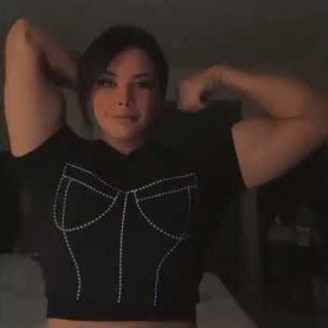 Incredible Female Bicep Flex! 💪 | Fitness Motivation