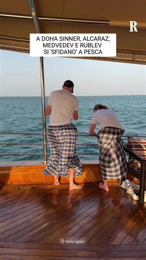 A Doha Jannik Sinner si è preso una pausa dal torneo Atp 500 insieme ai compagni Carlos Alcaraz, Daniil Medvedev e Andrey Rublev. A vincere la 'sfida' di pesca è stato il tennista italiano. | la Repubblica