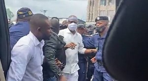 🛑🇨🇩🛑👉🏿👉🏿ils ont oublié qu'ils étaient en direct Martin Fayulu insulte les policiers en voiture Ba bololele !!! | CONGO NEWS