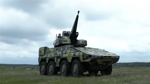 Schau, was passiert, wenn moderne Radpanzer Panzerabwehrraketen starten