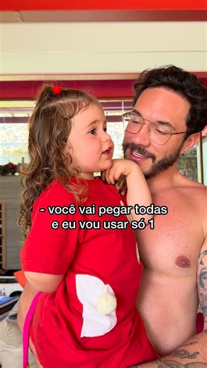 Viih Tube on Instagram: "SIMPLESMENTE A LUA NEGOCIANDO AS CHUPETAS COM O PAPAI NOEL A mini diva entrou na negociação focada com tudo muito bem definido, persistiu no argumento e no final se deu bem. Uma aula pra gente kkkkkkkkk Pra quem não acompanhou, estamos desde julho falando pra ela que papai noel viria entregar os presentes que ela quer só que iria levar as chupetas dela, pq precisamos tirar e tentar ser o menos traumático possível."