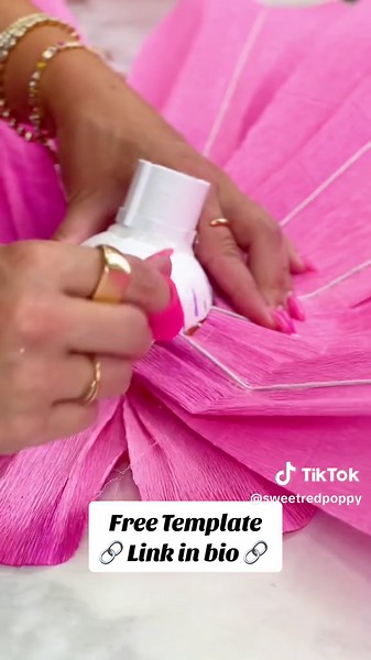 Lets make giant crepe paper daisies!!🌼 Get the free daisy template and tutorial on my wesbite! Link in bio!