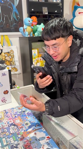 🎴 Vendre une carte Pokémon sans se faire avoir ? Scène classique 👇 Un vendeur arrive avec une carte rare. Deux avis, deux prix… impossible de se mettre d’accord 😬 💡 Solution ? @Cardzia On sort l’app, on scanne la carte 📱 ➡️ Prix réel du marché français, basé sur les ventes réelles. Résultat : une vente claire, rapide et transparente pour les deux côtés 🤝 ✨ Estimation instantanée 🇫🇷 Données 100% marché français 📊 Suivi de collection & variations de prix ♾️ Scan illimité 👉 Que tu achètes