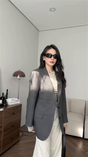Áo blazer nhà anh được chị Vân Anh diện nè các vợ ơiiiiiii. Hẹn các vợ tối nay 20g30 anh lên livestream với các vợ nhé, freeship luôn đó các vợ ơi 🤣#fyp #blazer #byhan