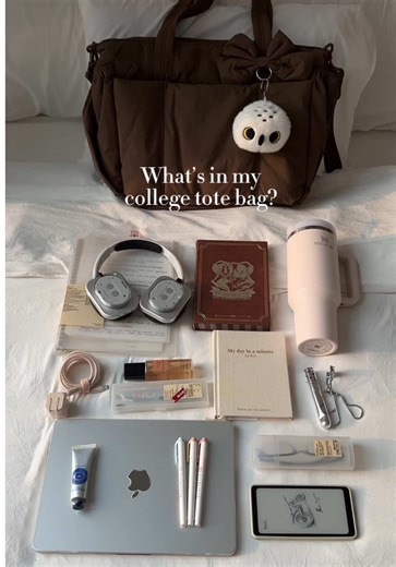 What’s in my college tote bag? 💼📝🤍📚🧸 @BAGSMART As a student, my tote goes everywhere with me — from classes and library sessions to coffee runs and full days out. So I really need a bag that fits everything without feeling bulky or messy. 📝 ✨ This tote has a 26L capacity, which easily fits my laptop, e-reader, notebooks, headphones, makeup, and all my daily essentials. I love how organized it is — the multiple compartments make it so easy to find things without digging around.\t ✨ The side