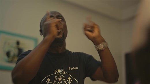 Et si le véritable champ de bataille n’était pas dehors, mais entre quatre murs ? SOUS LE MÊME TOIT, disponible très bientôt dans les salles Majestic | Majestic Cinema CI