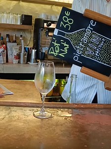 Au Picardeau le Pet'NAT Pietramore 100%trebbiano. Aucune bulle n'a été gaspillée pendant ce tournage 😉. | Le Picardeau