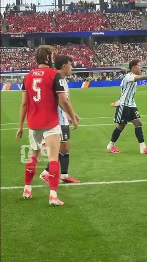 Licha Martinez stands his ground against the biggest guy 😱 #martinez #worldcup #soccer #argentina