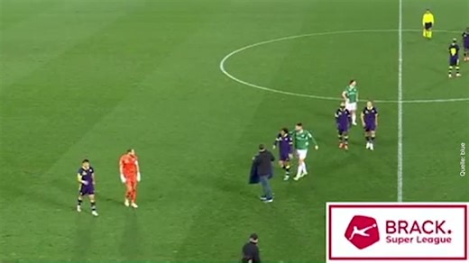 Fussball: FCZ-Spieler Tom Gaal greift St.Galler Tsawa an