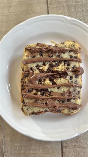 Dott.ssa Jessica Romano | Biologa Nutrizionista on Instagram: "TORTINO MORBIDO CON GOCCE DI CIOCCOLATO questa colazione talmente l’adorerai che la ripeterai a manetta tutti i giorni 😂🫠 341kcal 42g carboidrati 25g proteine 8g grassi INGREDIENTI: 1 uovo 130g yogurt greco bianco 0% 30g farina d’avena aromatizzata al cioccolato 20g gocce di cioccolato extra fondente 3g lievito istantaneo per dolci 2 cucchiaini protein cream crema di nocciole PROCEDIMENTO: Unisci uovo,yogurt, farina e lievito e mes