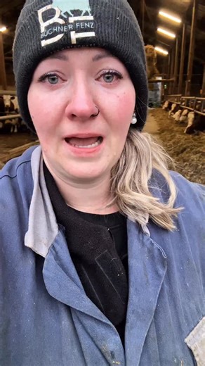 Heit zeig i eich a Situation, de kana gern durchmocht 😔🐄 Wenn a Kuh krank is, is des net nur Arbeit, des geht ins Herz 💔 Ma mocht ois, Tierarzt, Infusionen, Schmerzmittel, Hausmittel anwenden, rund um die Uhr do sein 🙏🏻 Und trotzdem reichts manchmal net 😞 Am Anfang hom ma gmant Milchfieber, 2 Monat vorm Trockenstellen 🫣 3 Infusionen hods kriagt und normal stehns nach 1-2 Infusionen wieda auf … oba sie kummt afoch net in die Höhe 😔 Jeden Tog 2x mitn Traktor aufgehobn mit breite Gurten (mi