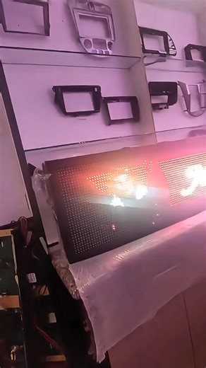 🔴🟢🔵 Tu primer letrero inteligente: animado, programable y a tu medida. ¿Buscas un letrero LED que haga mucho más que mostrar un texto fijo? En QuitoLED fabricamos letreros RGB programables ideales para publicidad, vitrinas, locales, buses y más. 📏 Medida estándar: 2m x 40cm x 9cm 🔌 Funciona con transformador 110V / sistema interno de 5V 🧠 Compuesto por módulos P10 (32x6 pixeles cada uno) 🖥️ Resolución total de 192x32 pixeles — ideal para animaciones, videos y diseño publicitario 🛠 Se pro