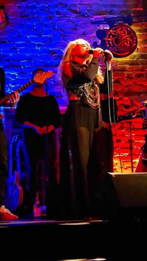 Intense vibes from the intro song ‘Atmosphere’ from Chaos Peace show 2 in Germany @redhorndistrict Next show: 4 May New York City USA @thebitterendnyc Tickets in bio 📽️ @roger_wieneke 🎵 @md_keyz @robertschulenburg84 @mitch_cat7 @felixlehrmannofficial @joanagraue @kathi__te #heidijoubert #cajon #vibes #atmosphere | Heidi Joubert