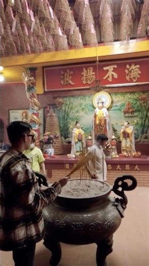 Prayers @ Quan Am Pagoda in HCMC, Vietnam 🇻🇳