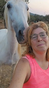 Als de liefde wederzijds is... Aladdin, het paard dat met vier benen vastgebonden lag, 42 graden en zijn doel, overleven....... Zijn liefde voor de mens, zijn vermogen te vergeven… Hoe groot moet een paardenhart wel niet zijn, om de onmens weer mens te maken? Zijn liefde is zo ontroerend, in zijn manen verdwijn ik volledig. Heel even neemt hij me mee naar een plek waar geen zorgen bestaan. Lau Www.paardinnoodspanje.nl ( tal van mogelijkheden om vaste donateur te worden) | Los Caballos Luna Spanj