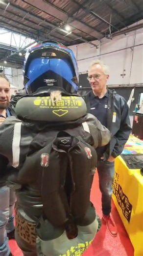 Démo de déclenchement du gilet airbag Airbag Hit Air France Moto au salon #SalonAutoMoto de Caen ✌️ #securiteroutiere #GiletAirbag | Yannick Ddtm