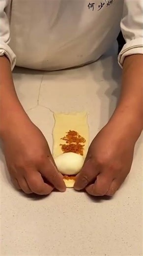 the process of making toast with shredded beef and egg filling
