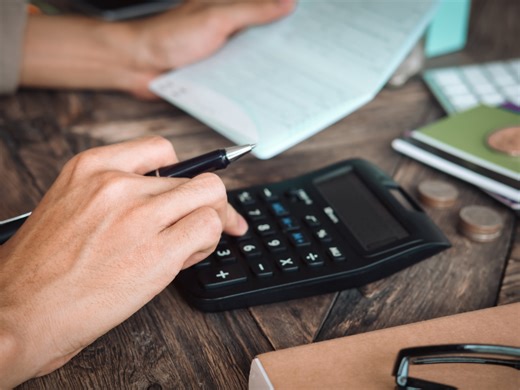 Un economist propune tăierea celor mai multe dări către stat: ”Taxa pe stâlp este o invenție fiscală a laboratoarelor de partid ale puterii”