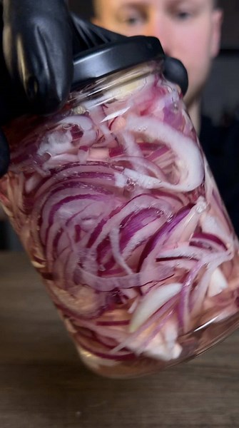 Очень вкусный МАРИНОВАННЫЙ ЛУЧОК к шашлыку или просто как самостоятельная закуска! Сладкий, мягкий и очень вкусный! У меня была одна огромная луковица, 3 зубчика чеснока, ложка перца горошком; для маринада нужно 200мл воды, 5 ст.л. уксуса 6%, 2 ст.л. сахара, 1 ст.л. соли Этот лук всегда будет на вашем столе) #маринованныйлук #закускаизлука #луккшашлыку