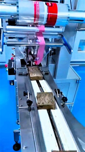 HIgh speed bread packaging machine.#packagingmachine #factory #bread #foodpackaging