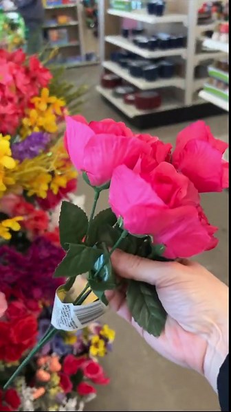 Pour #ElmersGlue in a Dollar Tree vase... 😱🌷