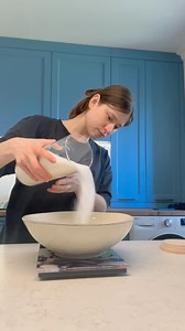 Ce mănânc într-o zi de POST/VEGAN #valeriesfood #whatieatinaday Rețeta brioșelor o găsiți cu denumirea CEL MAI PUFOS CHEC DE POST CU CIOCOLATĂ atât pe blog cât și reels👌🏻 Rețeta pateului de ciuperci la fel o găsiți pe blog și reels🙌🏻 | Valerie's Food