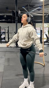 Sarah Davis on Instagram: "UPPER BODY LETS GO. Back & bis focused (upper pull) - save to try. Make sure you prioritize movement today. 💦 DETAILS: Chin ups 4 x FAIL (complete as many as you can each set, it’s okay if you get more in the first sets than in the ones that follow but push to failure every set) Bent Over Row 12 for warmup, 4 x 10 working Seated Row 4 x 10-12 Half Kneeling Lat Pull-down 3 x 15 Half Kneeling Face Pull 3 x 15 FINISHER: Skier x 30 sec (could do MB slams here instead) Kne
