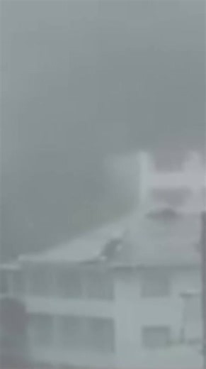 Hurricane Melissa damages roofs in Montego Bay, Jamaica | WPLG Local 10