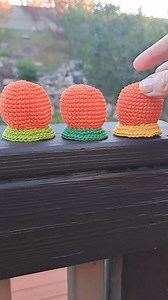 New crochet pumpkin keychains pattern! https://mufficorn.etsy.com/listing/1801951679 #mufficorn #crochetpattern #halloweencrochet | Mufficorn