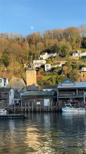 Beautiful moonrise over Looe Harbour, on the last day of the year. It’s going to be an enchanting evening for New Year celebrations and the fireworks. #looe #cornwall #newyear | Hideaway West Looe
