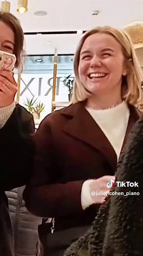 Amazing Violinist and Pianist Perform Czardas in Paris Supermarket