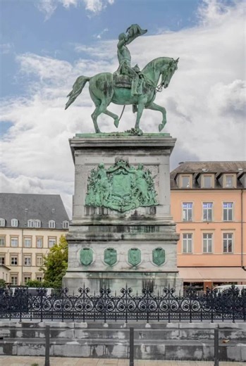 Place Guillaume II — le cœur de Luxembourg-Ville 🇱🇺. #luxembourg #plaguillaume #knuedler #luxembourgcity #histoire