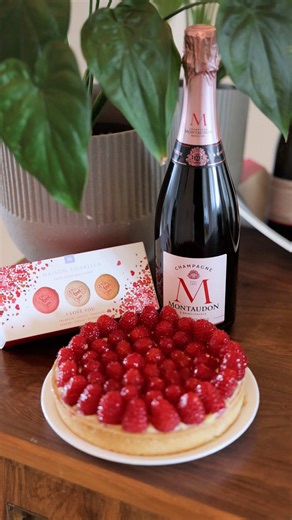 Homemade treats for Valentine’s Day 💝 Only at your Manor Food. #lovelanguageatmanor #valentinesday #cake