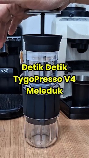 Om Jeka on Instagram: "TygoPresso V4 ini sebenarnya sangat bisa diandalkan buat bikin espresso. Tapi ada satu hal penting yang sering kelewat. Begitu pompa mulai terasa berat, langsung stop aja ekstraksinya. Itu tandanya gilingan terlalu halus atau tamping terlalu padat. Kalau dipaksakan, tekanannya bisa berlebih—hasilnya bocor atau malah “meledak”. Solusinya simpel: kasarin sedikit gilingannya atau kurangi tekanan tamping. Espresso tetap cakep, alat pun aman. #tygolife #tygopressov4 #portablees