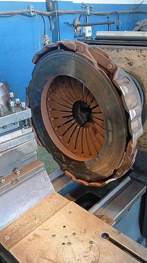 23K views · 130 reactions | Passe no plator de embreagem #usinagem #machine #machining #truck #gambiarra #torneiromecanico #welding #torno #cnc #volvofh #scania #soldador #mecânico #Índia #Brasil #automobile | Vida de torneiro mecânico | Facebook