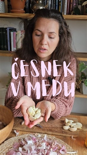 Fermentovaný česnek v medu 🧄🍯 Prastará medicína, která spojuje sílu česneku s účinky medu – no mě to vykolejilo už při samotným tvoření 🧨😅 Na co to je? • podpora |munity • při nachlazení, kašli, bolesti v krku, virózách, infekcích • nakopnutí trávení a pro střevní mikrobiom • při únavě a oslabení • na podporu detoxikačních cest (játra lymfa) A ano — chutná lépe, než to zní 😉 👉 Postup: • stroužky oloupej a lehce rozmáčkni - aktivuje se alicin (hlavní účinná látka) • vlož do čisté sklenice (