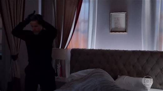 Hugo Gloss on Instagram: "Craque do jogo: Rogério! O Ferette ficou simplesmente em choque ao descobrir que Rogério conseguiu escapar e o tiro foi direto no travesseiro. Que momento, Brasil! Estão assistindo? #TrêsGraças (🎥: @tvglobo)"