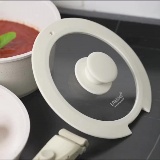 This 5-piece granite cookware set ensures even heat distribution for perfectly cooked meals every time. With its non-stick coating, cleaning up is a breeze. Plus, the detachable handles and stackable design make it perfect for any kitchen. #healthycookingtip #CookingMadeEasy #granitecookwareset #smartkitchenessential 这五件式花岗岩锅具套装，均匀导热，让每道菜都完美出锅。超强不粘涂层清洁方便，配有可拆卸手柄和可叠放设计，适合任何厨房使用。 #健康烹饪 #花岗岩锅具 #厨房必备 #轻松下厨 | Hooklik