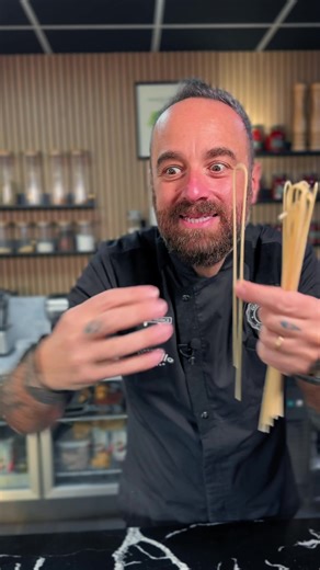 Ragaaazziii Aujourd’hui, je vous présente 5 formats de pâtes… Bon. Enfin… 4 Parce que le cinquième, j’ai décidé de ne PAS vous en parler Voilà On commence fort les spaghettis. Le format INDISPENSABLE. Sans eux, la cuisine italienne… bah, c’est pas l’Italie quoi Ensuite, les pennoni Oui, ce sont des grosses penne Est-ce que je les aime ? Mais les grosses pennes AU FOUR ? Là, je dis oui Les casarecce. Un de mes formats préférés Pourquoi ? Parce que ça s’appelle casarecce Maison Simple et buonissim