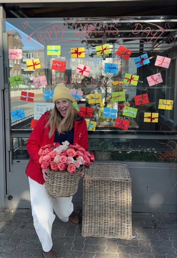 🌹Zum Frauentag haben wir mit Liebe Rosen und nette Worte verschenkt! Ein großes Dankeschön an alle, die dabei waren! Ihr seid großartig! 🌸✨ Wir wünschen euch einen wundervollen Tag voller Freude und Wertschätzung! 💐 ———————————— #Frauentag #syltdieinsel #Blumenliebe #StarkeFrauen #womensday #women #womenpower