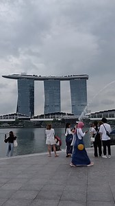 Merlion Park, Marina Bay Singapore. The Merlion is a mythical creature with a lion's head and the body of a fish that is widely used as a mascot and national personification of Singapore.🇮🇩 #OFW_SG | Single Tita