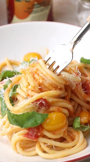 There's a reason Giada calls this recipe "something magical". Freshly packed Italian cherry tomatoes simmered with olive oil and lemon and tossed with bucatini is something that needs to be tried to be understood. ⁠ ⁠ Shop the recipe box here! https://giadzy.com/collections/gift-sets/products/lemony-cherry-tomato-confit-bucatini-box | Giadzy