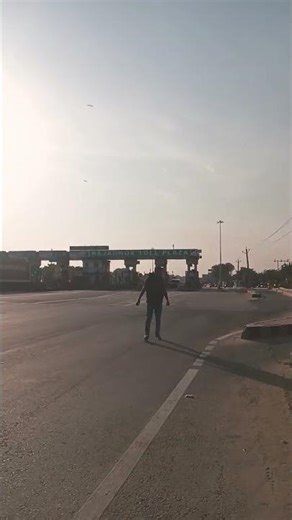 emergency situation me toll ki line me mat logo agar side me se aane ka raasta hai