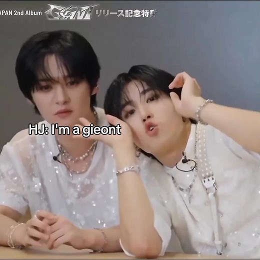 Lee know and Han saying I'm a giant #skz#straykids #leeknow#han#giant