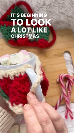 Rose Hudd on Instagram: "New free crochet pattern! Make a quick and easy sweater for your fave mug ☕️🎅 Comment MUG for the free pattern, and you can find a 24 hour coupon code for a free download on the blog post too!"
