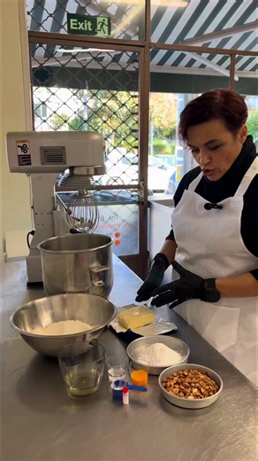 happie.day brunch & coffee on Instagram: "Αν ο κουραμπιές είχε μάνα… θα ήταν η Μαμά Καιτού 🤍❄️ Φανταστικός. Γευστικός. Αμαρτωλός. #happieday #κορυδαλλος #μαμακαιτου #homemadefood #μαμαδιστικο"