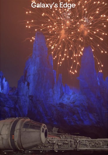 Did you know you could watch Disneyland’s Fireworks set to Star Wars music in Galaxy’s Edge? #disneylandresort #galaxysedge #fireworks #nighttimespectacular #pixievacationsbykendra