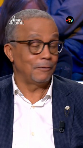 🗣️"La langue française est une magnificence et j'essaie d'aller au plus profond d'elle-même." . 📘Dans son dernier roman, "Cœur d’Amande" (Mialet-Barrault), Yasmina Khadra nous plonge dans le très populaire 18ème arrondissement de Paris, avec pour guide, un jeune homme marginalisé par son handicap qui, tout en veillant sur sa grand-mère vieillissante, nourrit le rêve secret de devenir écrivain. . 📺(Re)voir l’émission en intégralité sur France tv : https://bit.ly/3AN3fG2 | La Grande Librairie