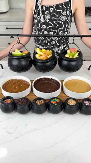 Easy caramel apple bar🍎 I share a fun set up for dipping apples that you can do at a halloween party. | Justine Kameron
