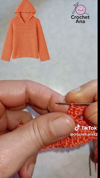 Voici un tutoriel simplifié pour réaliser ce pull au crochet avec capuche, ajouré, en points très faciles. --- ⭐ Tutoriel Simplifié — Pull Ajouré à Capuche (Crochet) 🧶 Matériel Crochet 4 mm (ou adapté à ton fil) Fil coton ou acrylique taille 3 / DK Marqueurs Aiguille à laine --- 🔶 POINTS UTILISÉS (très simples) ml = maille en l’air ms = maille serrée br = bride rang ajouré = 1 bride, 1 ml, sauter 1 maille (répéter) Le pull est fait en 4 pièces : devant, dos, 2 manches   capuche. --- ✨ 1. LE DE